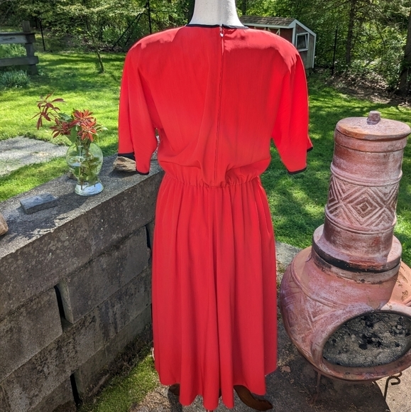 Vintage | Brownstone Studio | Short-Sleeved Red Dress with Pockets - Picture 2 of 7